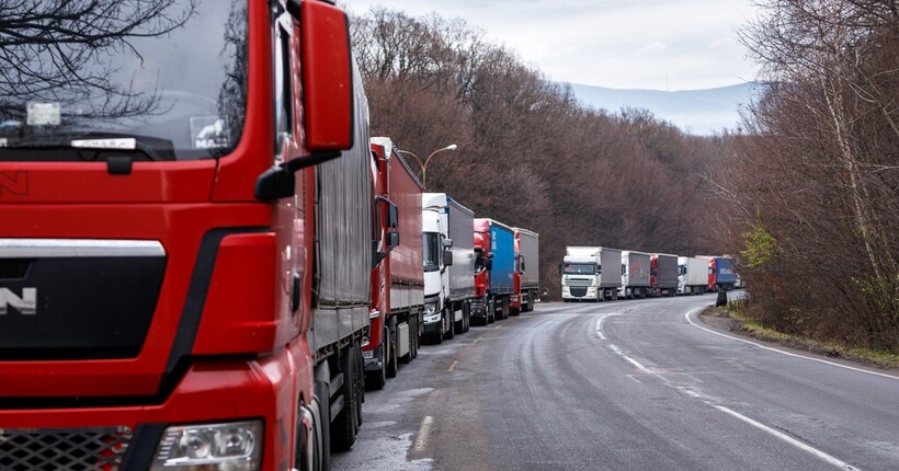 На польсько-українському кордон у чергах стоять майже 2300 вантажівок, - Демченко