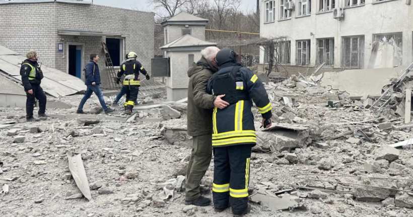 Ракетний удар по Сумах: росіяни пошкодили школу, лікарню та водоканал