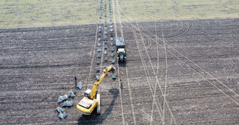 На Дніпропетровщині показали прискорене будівництво оборонних рубежів (фото)