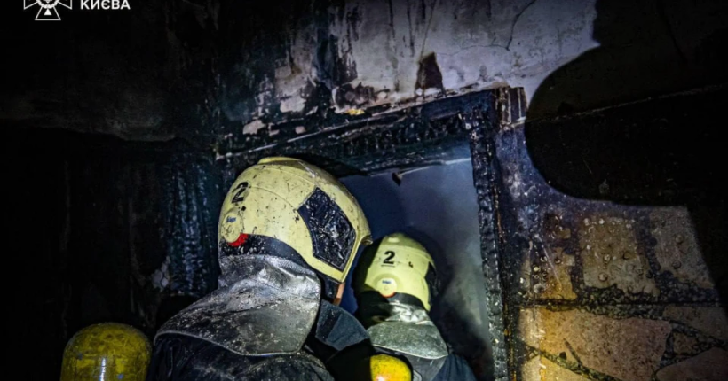 У Києві вночі сталася пожежа у відселеній будівлі: загинула людина