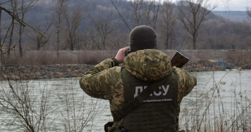 На кордоні з Молдовою спіймали ухилянта в латексній масці, плащі-мантії та гідрокостюмі