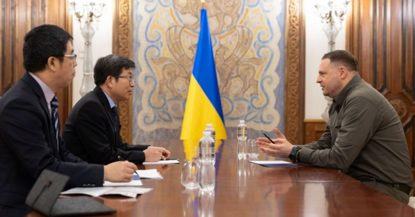 Єрмак зустрівся із Послом КНР в Україні Фань Сяньжуном