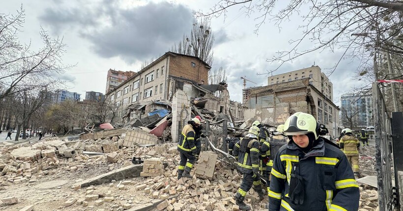 Постраждалих у Києві вже семеро: під завалами може бути одна людина