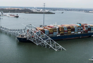 Трагедія в порту Балтимор: водолази знайшли тіла двох робітників, які були на мосту під час його обвалу, - CNN