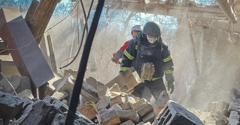 Обстріл Миколаєва: рятувальники дістали з-під завалів тіло жінки