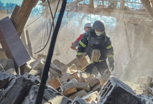 Обстріл Миколаєва: рятувальники дістали з-під завалів тіло жінки