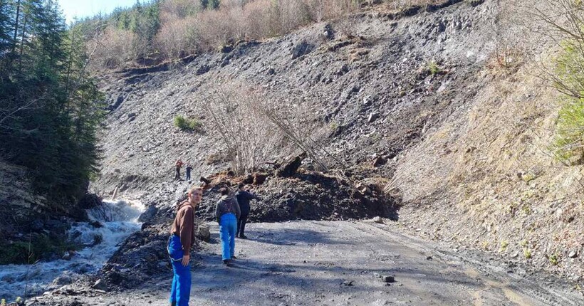 У Рахівському районі стався зсув ґрунту: пошкоджено дороги державного значення (фото)