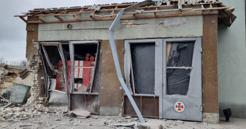 Окупанти вдарили по пожежній частині у Херсоні: пошкоджено службові авто та будівлю
