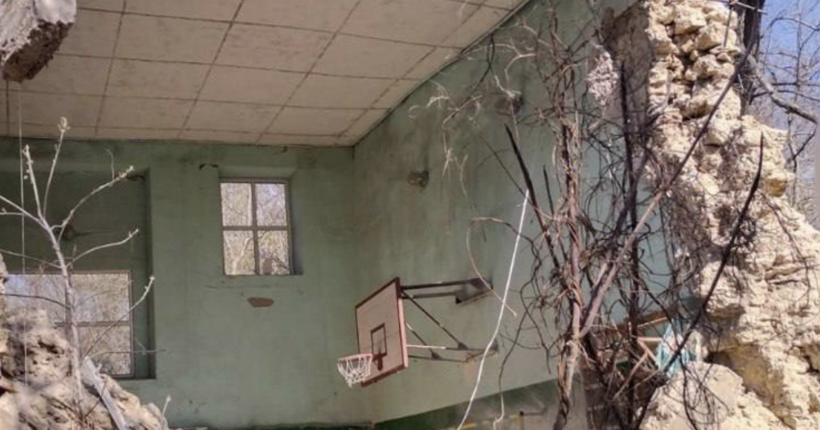 Росіяни вдарили по коледжу в Херсоні: снаряд знищив одну зі стін закладу