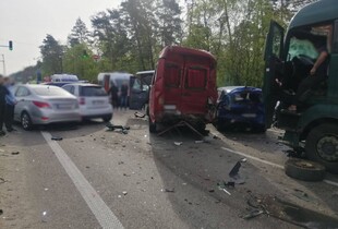 Під Києвом сталася ДТП за участі шести автівок: багато постраждалих