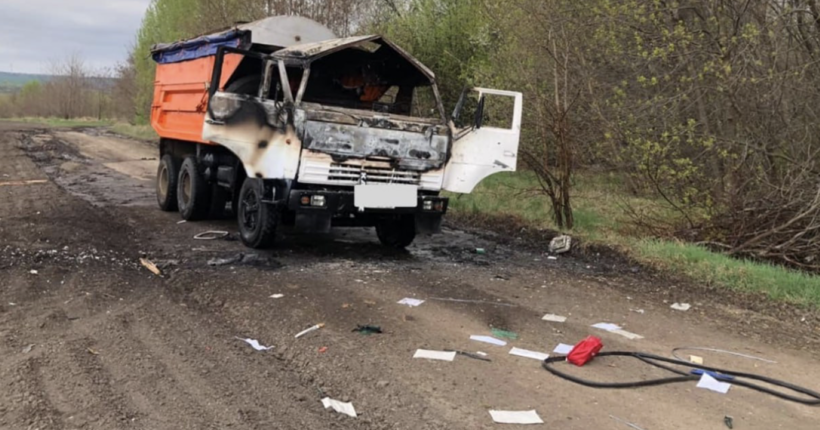 Росіяни скинули вибухівку на цивільну вантажівку на Сумщині: загинув водій