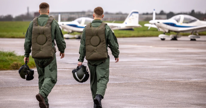 Перші українські пілоти закінчили навчання під керівництвом ВПС Британії