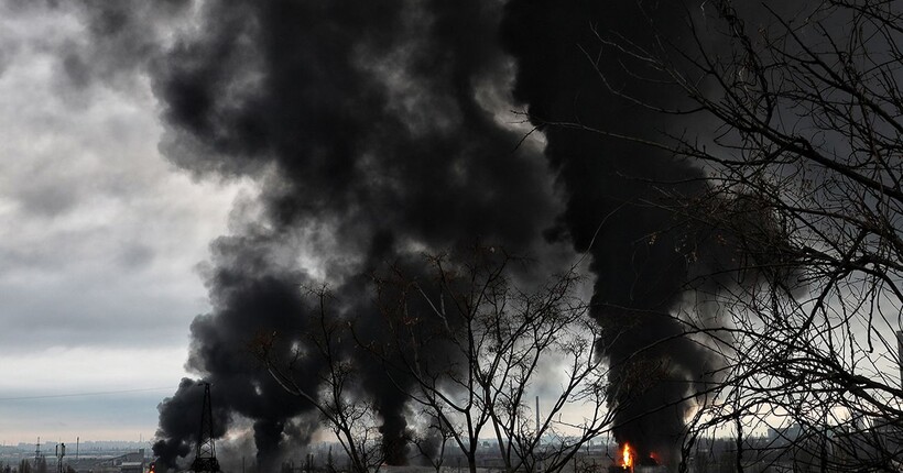 У Севастополі прогриміли вибухи: окупанти запустили димову завісу над бухтою