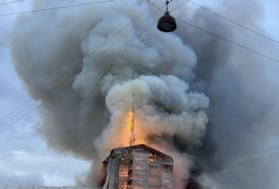У Данії згоріла історична будівля фондової біржі: що відомо