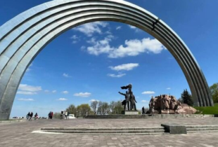 Колишню Арку дружби народів у Києві позбавили статусу памʼятки історії – тепер її можна демонтувати