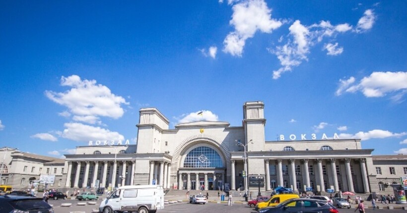 Залізничний вокзал у Дніпрі призупинив роботу через обстріл, - УЗ