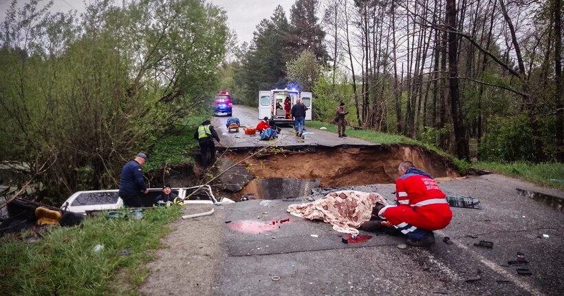 На Київщині мікроавтобус з пасажирами провалився під землю: двоє загиблих