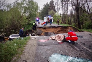 На Київщині мікроавтобус з пасажирами провалився під землю: двоє загиблих