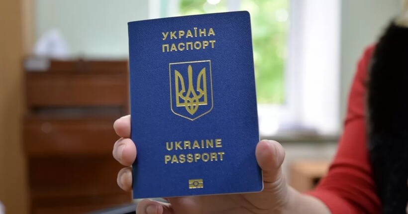 Чоловіки призовного віку за кордоном більше не зможуть отримати закордонні паспорти, - постанова