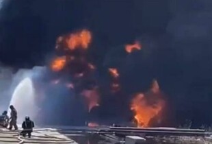 У російському Омську горять три цистерни з нафтопродуктами (відео)