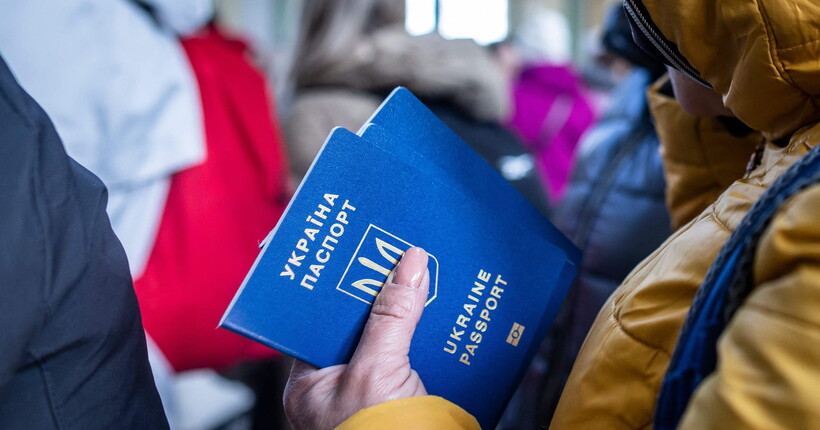 Польща обіцяє надати тимчасовий захист українцям-біженцям без паспорта