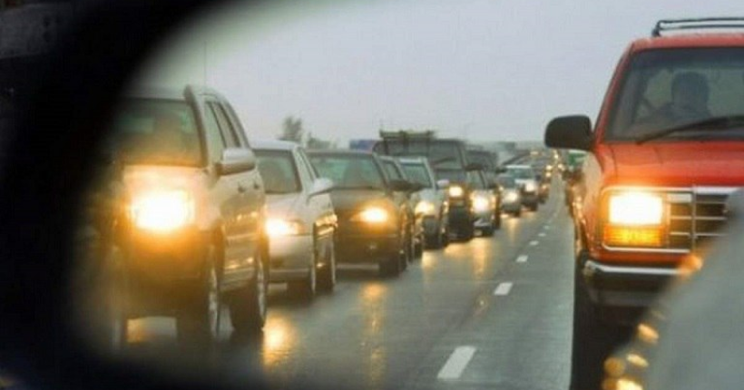  В Україні з 1 травня зміняться ПДР для водіїв: з ближнім світлом фар доведеться їздити увесь час
