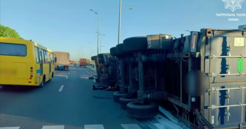У Києві на Кільцевій дорозі перевернулась вантажівка