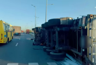У Києві на Кільцевій дорозі перевернулась вантажівка