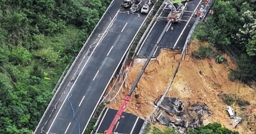 В Китаї після обвалу шосе зі схилу впало 18 автівок: відомо про 19 загиблих