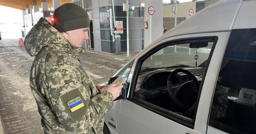 В Україні можуть змінити правила виїзду за кордон для чоловіків через новий закон про мобілізацію