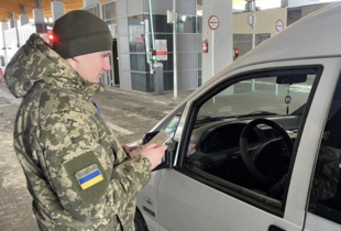 В Україні можуть змінити правила виїзду за кордон для чоловіків через новий закон про мобілізацію