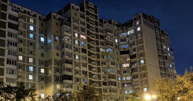 В Києві на Позняках з вікна третього поверху випала 3-річна дитина