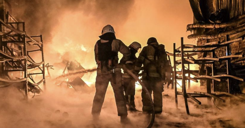 Харків вночі атакували дрони: рятувальники досі намагаються приборкати пожежі