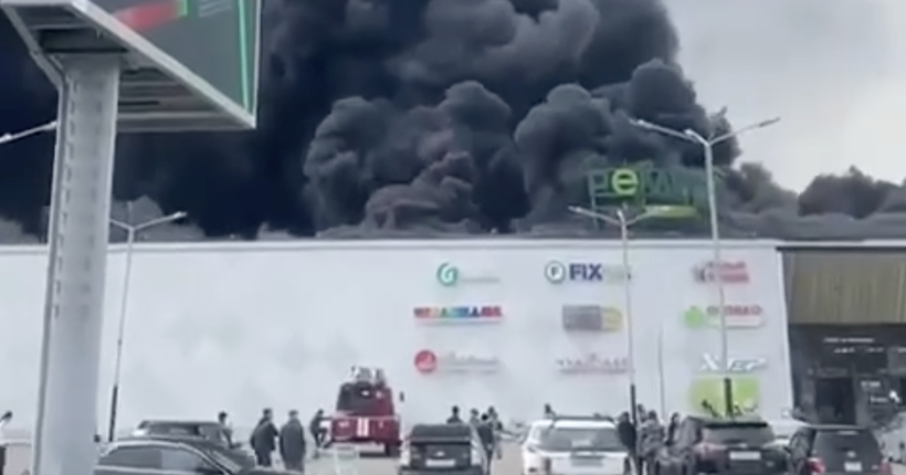 На росії спалахнув торговий центр: над місцем пожежі піднімається стовп чорного диму