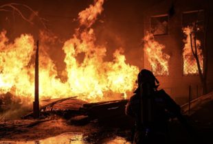 Миколаївські рятувальники протягом ночі та всього ранку намагалися загасити пожежу на 2 000 кв.м