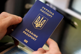 Українцям за кордоном знову почали видавати паспорти