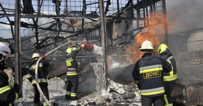 Пожежу на підприємстві з виробництва лакофарбової продукції у Кропивницькому ліквідували рятувальники