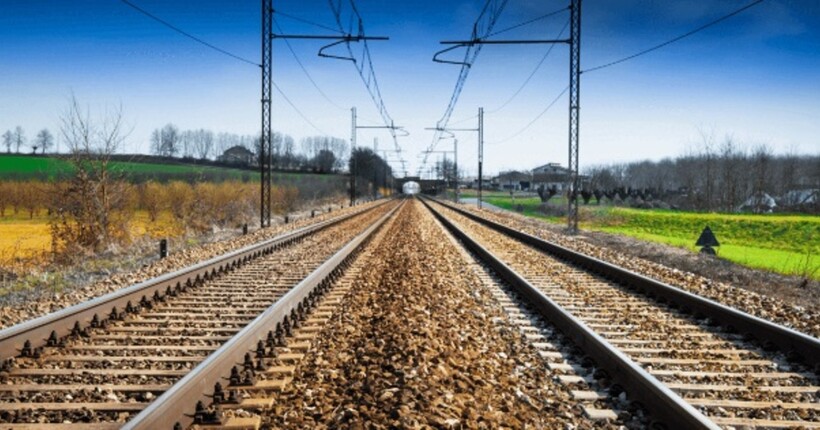 Росіяни атакували залізничний вокзал та колії у Херсоні: є зміни в графіку поїздів