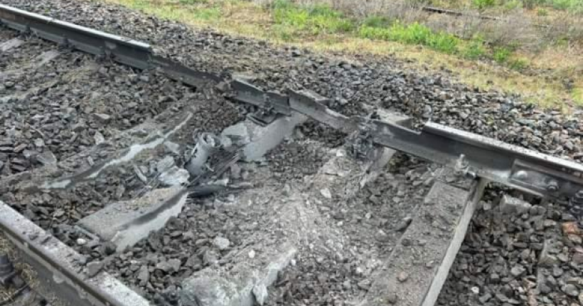 Залізничники завершили ремонт ушкодженої в результаті обстрілу колії у Херсоні  