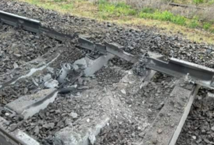 Залізничники завершили ремонт ушкодженої в результаті обстрілу колії у Херсоні  