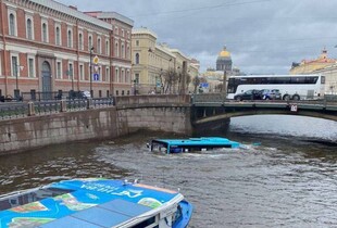 У Санкт-Петербурзі автобус впав у річку: момент потрапив на відео