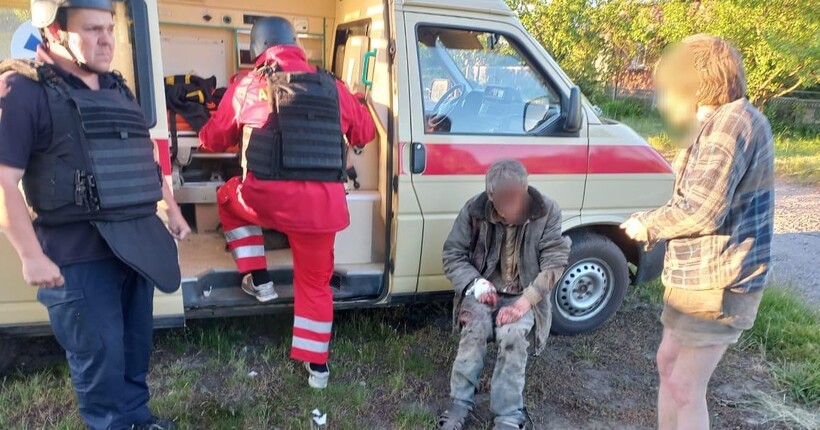 Обстріл Харківщини: рятувальники дістали з-під завалів двох чоловіків, є загибла