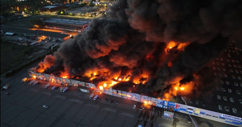 У Варшаві загорівся величезний торговий центр (відео)