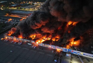 У Варшаві загорівся величезний торговий центр (відео)