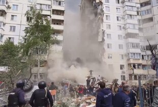 У Бєлгороді під час розбору завалів обвалився дах багатоповерхівки: момент потрапив на відео