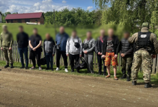 Планували втекти до Румунії: прикордонники зупинили легковик з 9 порушниками