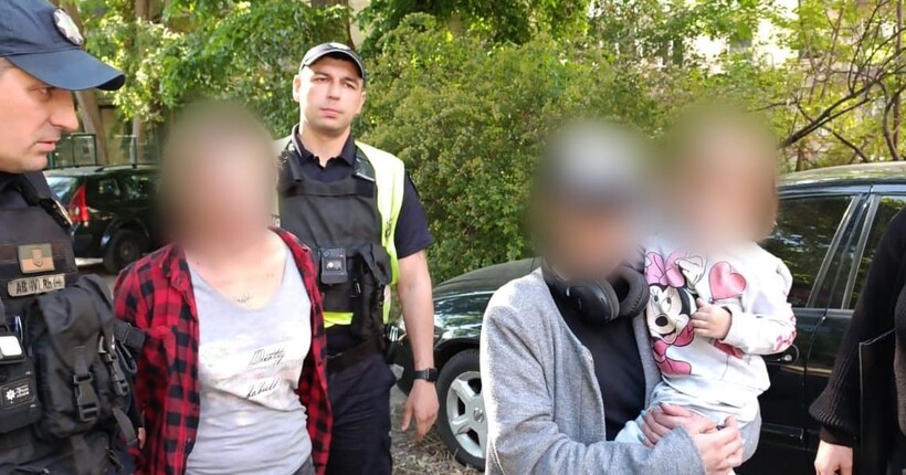 На Одещині жінка на камеру напувала пивом 2-річну племінницю заради хайпу 