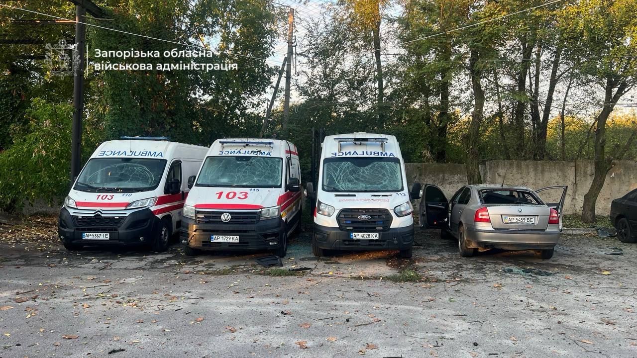 Понівечені від удару швидкі у Запоріжжі. Фото: Запорізька ОВА