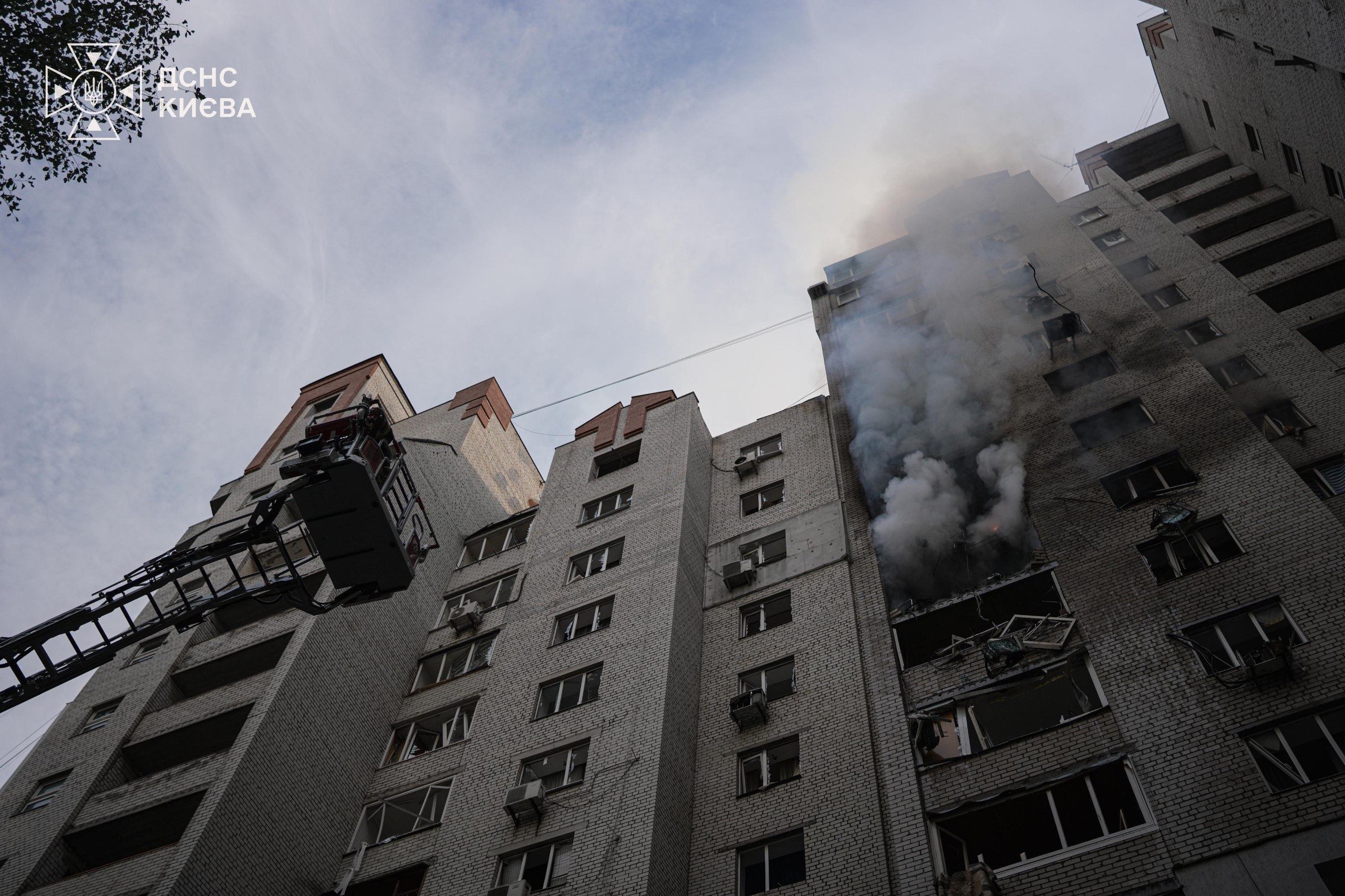 Влучання в будинок на Печерську 25 вересня. Фото: ДСНС