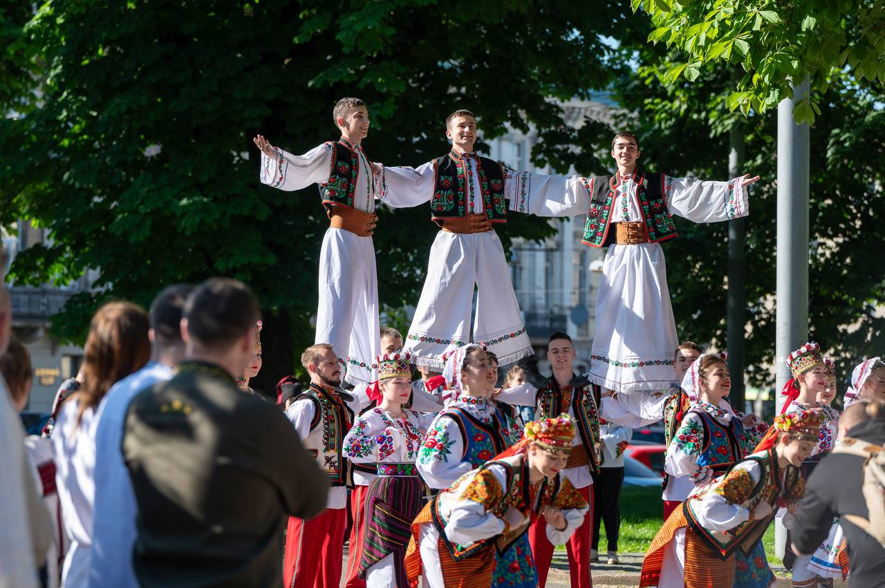 традиції день вишиванки в україні
